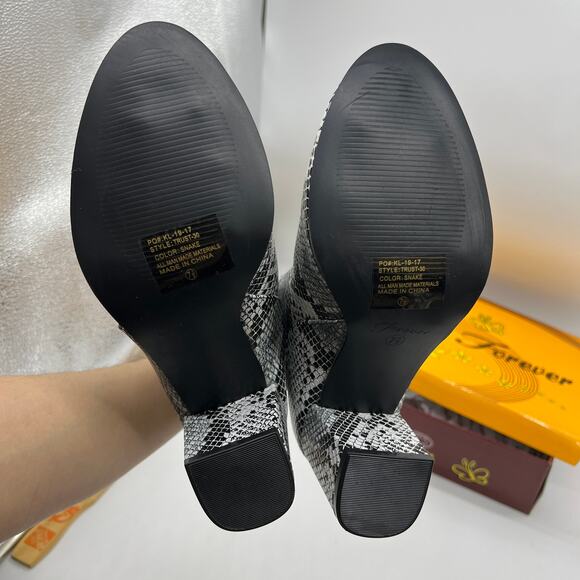 Forever Faux Leather Chunky Heeled Boots Womens Size 7.5 Snake Gray Color Bootie - Picture 9 of 11